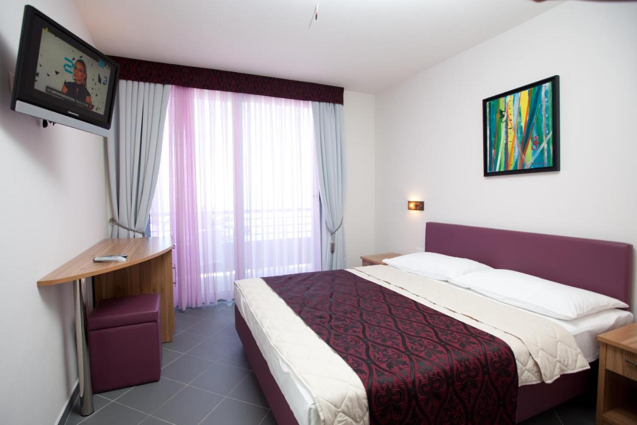 Hotel Sirena Подгора Экстерьер фото