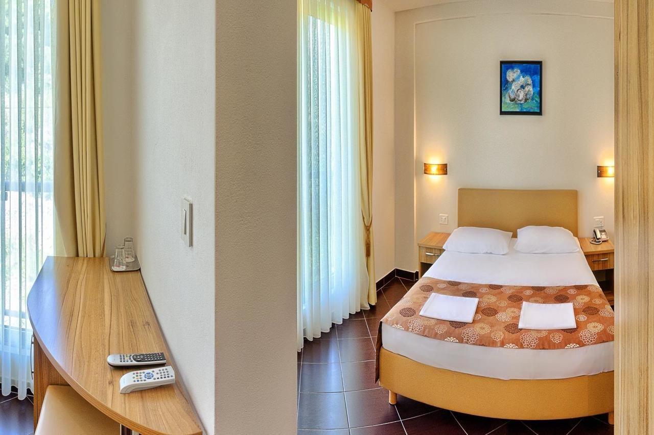Hotel Sirena Подгора Экстерьер фото