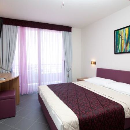 Hotel Sirena Подгора Экстерьер фото