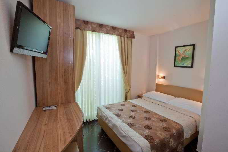 Hotel Sirena Подгора Экстерьер фото