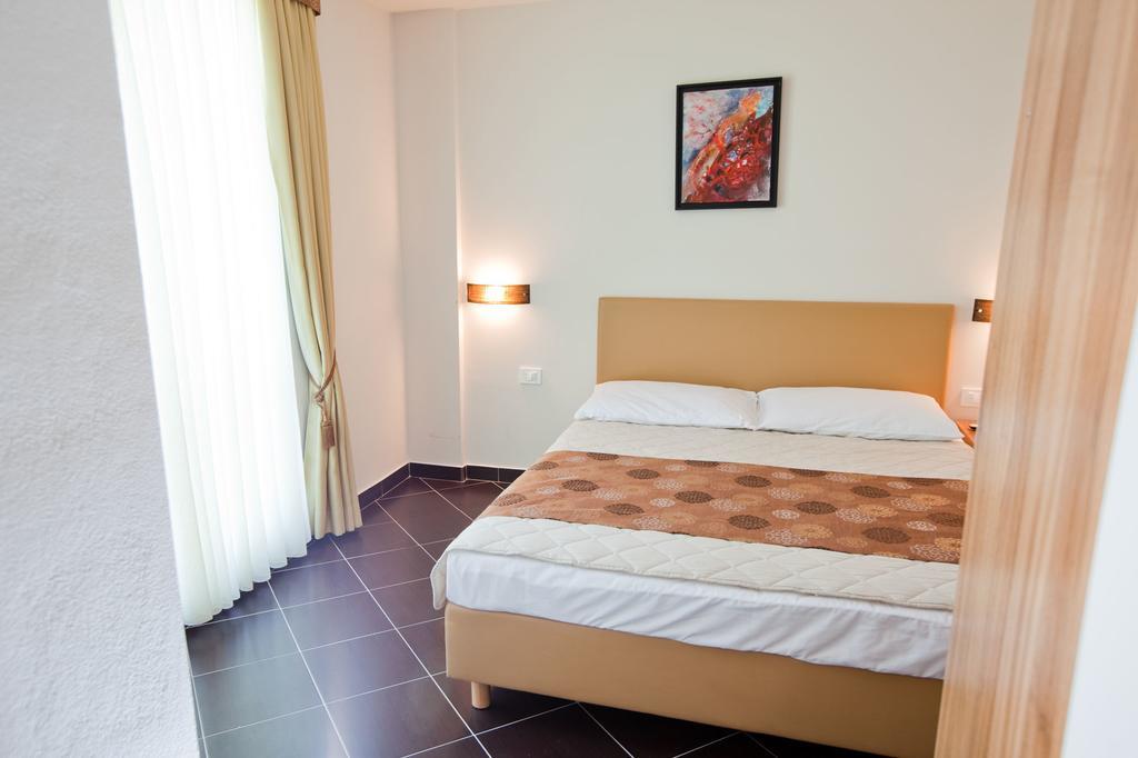 Hotel Sirena Подгора Экстерьер фото