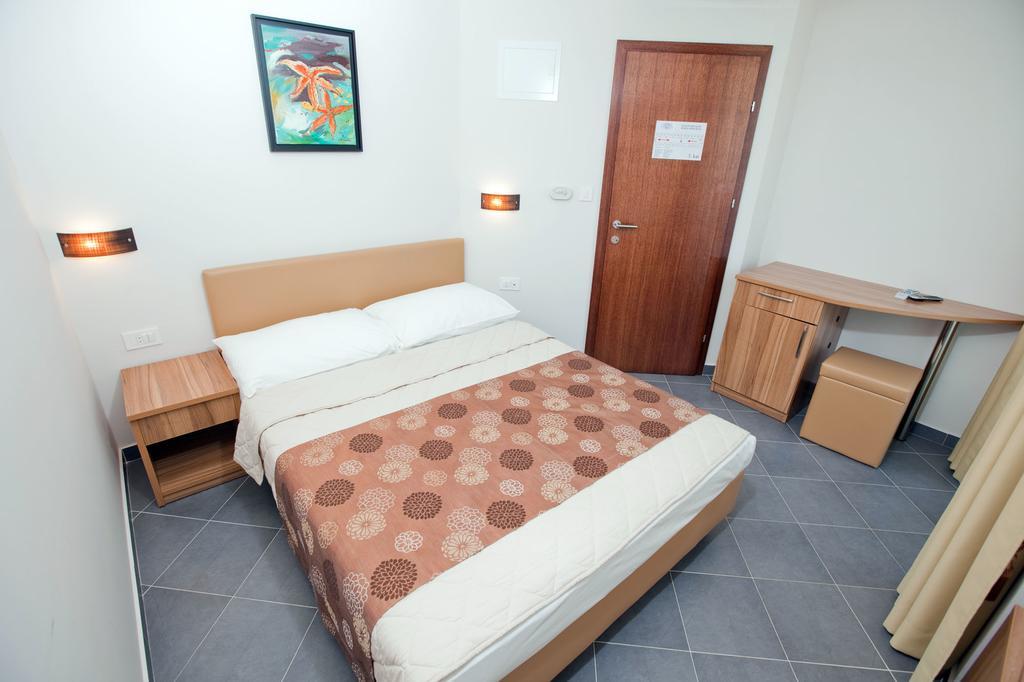Hotel Sirena Подгора Экстерьер фото