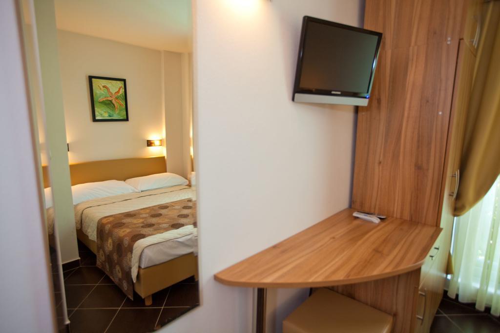 Hotel Sirena Подгора Экстерьер фото