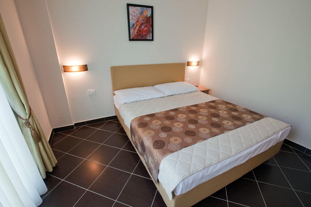 Hotel Sirena Подгора Экстерьер фото